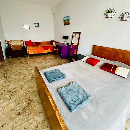 Past Or Tail Lárnaca